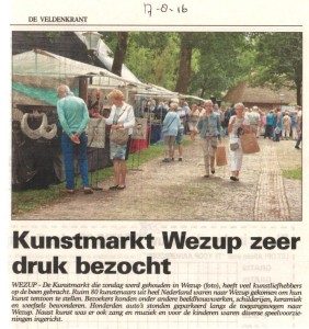 160817 de veldenkrant 'kunstmarkt wezup zeer druk bezocht'